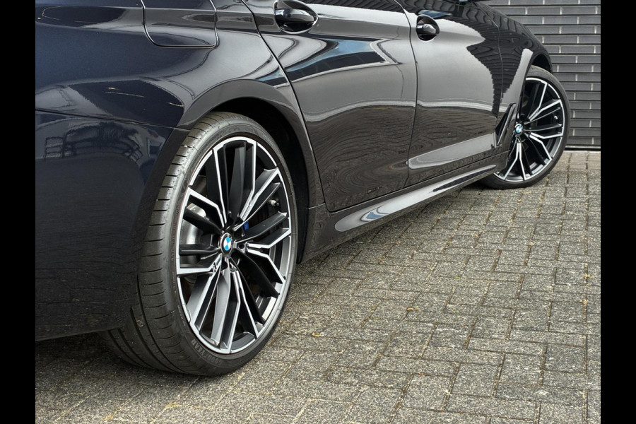 BMW 5 Serie Touring 530d High Executive M Sport Pakket Automaat / Live Cockpit Professional / Head-Up Display / Panoramadak / Laser / Adaptieve Cruise Control / Stoelverwarming / HiFi / 20 Inch / Sportstoelen voor / DAB