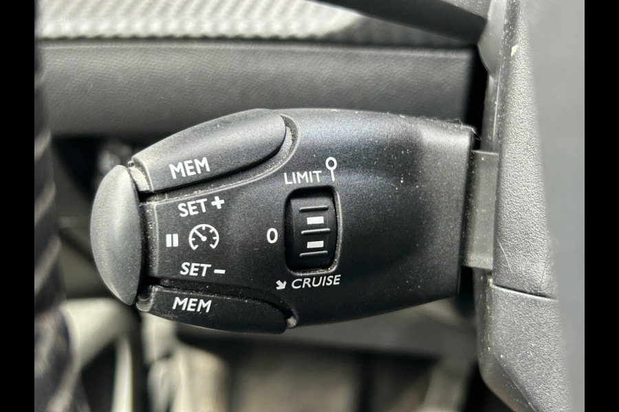 Peugeot 2008 BWJ 2022 | 1.2T 101PK Active Pack NWE DISTRIBUTIE | CLIMA | PDC | NAVI | CRUISE | CARPLAY | LICHTMETAAL |