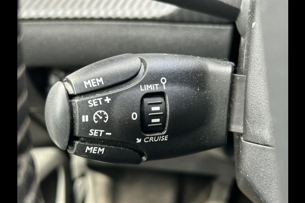 Peugeot 2008 BWJ 2022 | 1.2T 101PK Active Pack NWE DISTRIBUTIE | CLIMA | PDC | NAVI | CRUISE | CARPLAY | LICHTMETAAL |