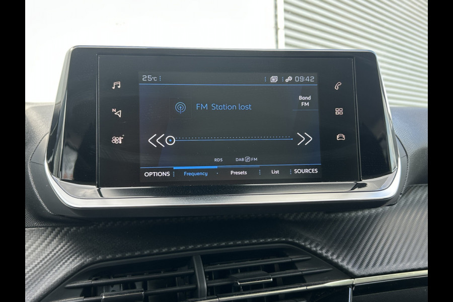 Peugeot 2008 BWJ 2022 | 1.2T 101PK Active Pack NWE DISTRIBUTIE | CLIMA | PDC | NAVI | CRUISE | CARPLAY | LICHTMETAAL |
