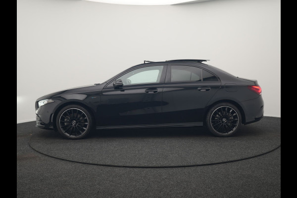 Mercedes-Benz A-Klasse 250 e AMG Line PHEV 218pk | Panodak | Camera | Multibeam LED | Alcantara Sportstoelen Verwarmd | Apple Carplay | Sfeerverlichting | Blis | Cruise Control | Navigatie | Virtual | DAB | Plug In Hybrid |