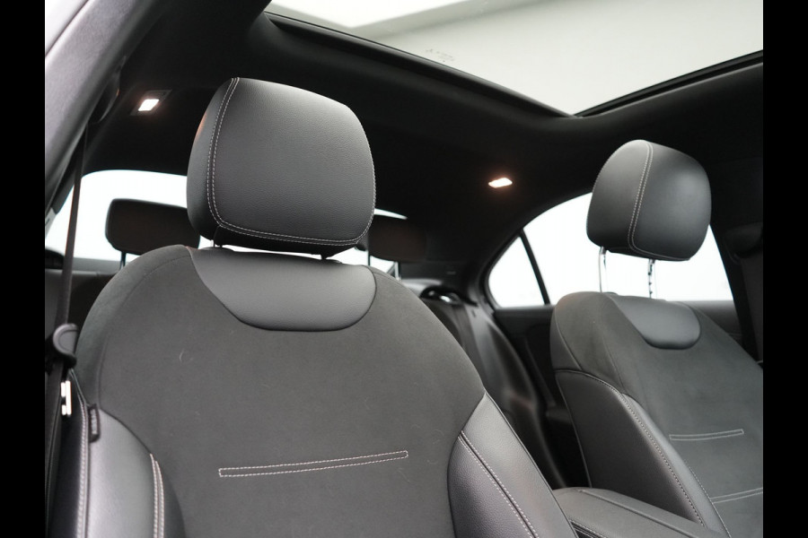 Mercedes-Benz A-Klasse 250 e AMG Line PHEV 218pk | Panodak | Camera | Multibeam LED | Alcantara Sportstoelen Verwarmd | Apple Carplay | Sfeerverlichting | Blis | Cruise Control | Navigatie | Virtual | DAB | Plug In Hybrid |