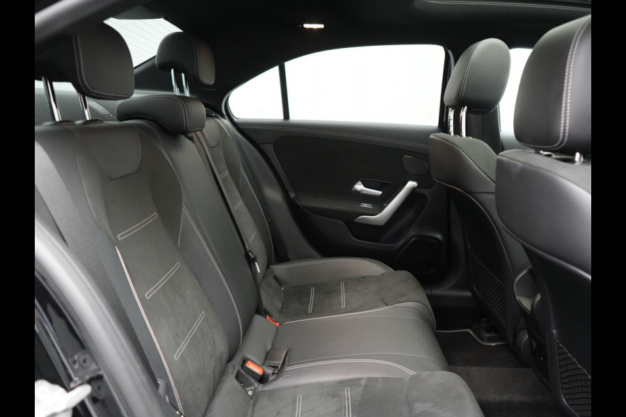 Mercedes-Benz A-Klasse 250 e AMG Line PHEV 218pk | Panodak | Camera | Multibeam LED | Alcantara Sportstoelen Verwarmd | Apple Carplay | Sfeerverlichting | Blis | Cruise Control | Navigatie | Virtual | DAB | Plug In Hybrid |