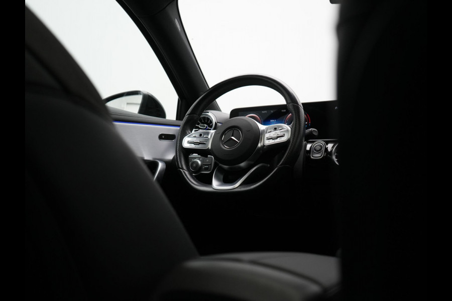Mercedes-Benz A-Klasse 250 e AMG Line PHEV 218pk | Panodak | Camera | Multibeam LED | Alcantara Sportstoelen Verwarmd | Apple Carplay | Sfeerverlichting | Blis | Cruise Control | Navigatie | Virtual | DAB | Plug In Hybrid |