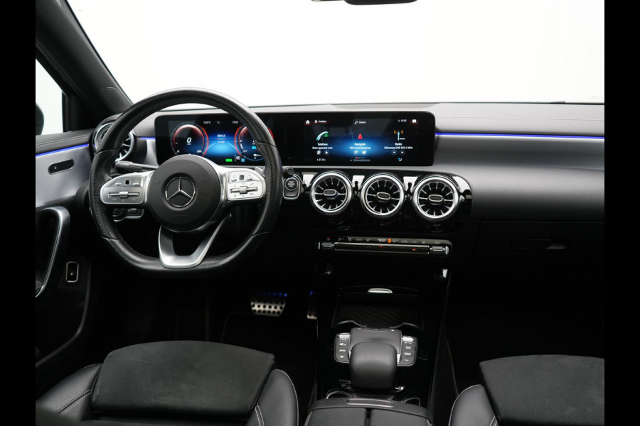 Mercedes-Benz A-Klasse 250 e AMG Line PHEV 218pk | Panodak | Camera | Multibeam LED | Alcantara Sportstoelen Verwarmd | Apple Carplay | Sfeerverlichting | Blis | Cruise Control | Navigatie | Virtual | DAB | Plug In Hybrid |