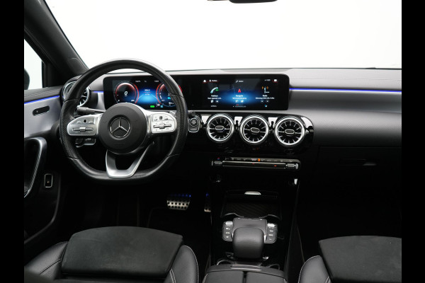 Mercedes-Benz A-Klasse 250 e AMG Line PHEV 218pk | Panodak | Camera | Multibeam LED | Alcantara Sportstoelen Verwarmd | Apple Carplay | Sfeerverlichting | Blis | Cruise Control | Navigatie | Virtual | DAB | Plug In Hybrid |