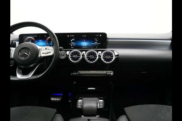 Mercedes-Benz A-Klasse 250 e AMG Line PHEV 218pk | Panodak | Camera | Multibeam LED | Alcantara Sportstoelen Verwarmd | Apple Carplay | Sfeerverlichting | Blis | Cruise Control | Navigatie | Virtual | DAB | Plug In Hybrid |