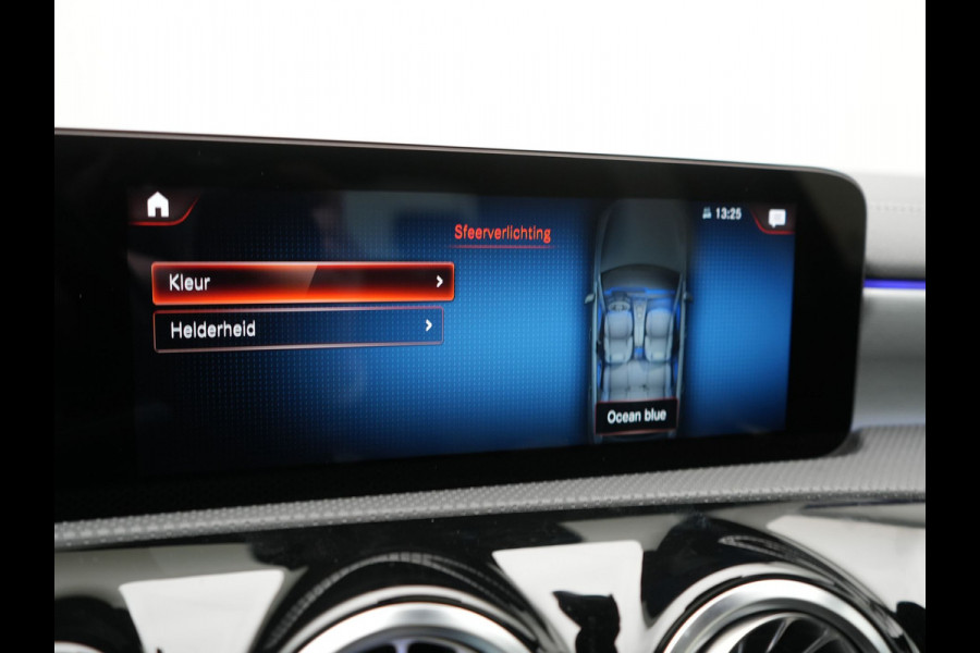 Mercedes-Benz A-Klasse 250 e AMG Line PHEV 218pk | Panodak | Camera | Multibeam LED | Alcantara Sportstoelen Verwarmd | Apple Carplay | Sfeerverlichting | Blis | Cruise Control | Navigatie | Virtual | DAB | Plug In Hybrid |