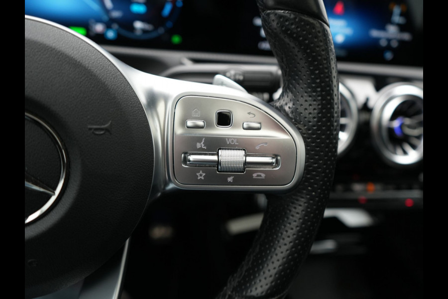 Mercedes-Benz A-Klasse 250 e AMG Line PHEV 218pk | Panodak | Camera | Multibeam LED | Alcantara Sportstoelen Verwarmd | Apple Carplay | Sfeerverlichting | Blis | Cruise Control | Navigatie | Virtual | DAB | Plug In Hybrid |