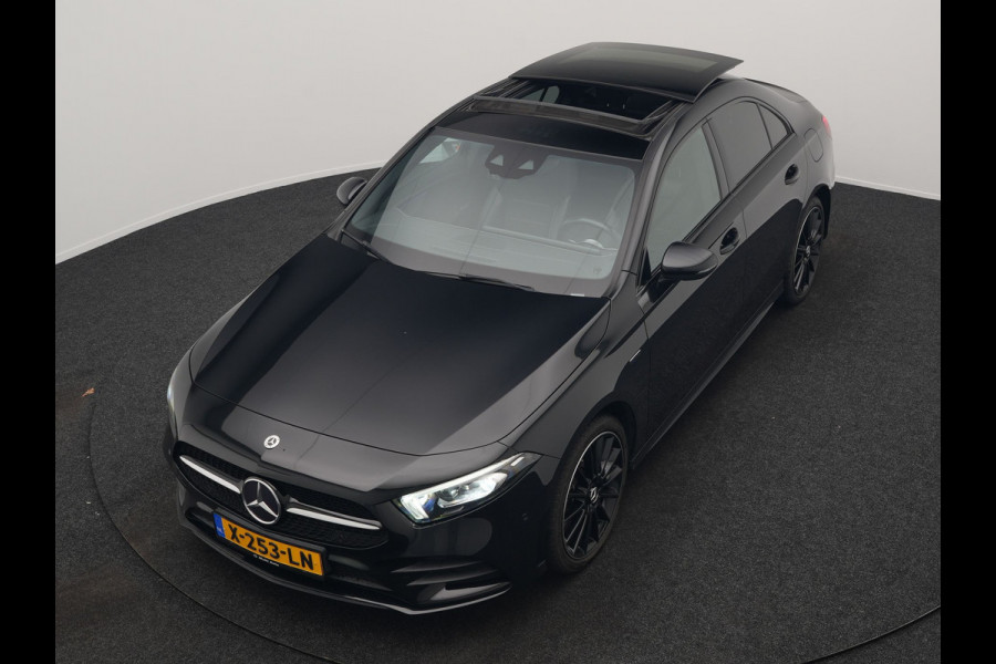 Mercedes-Benz A-Klasse 250 e AMG Line PHEV 218pk | Panodak | Camera | Multibeam LED | Alcantara Sportstoelen Verwarmd | Apple Carplay | Sfeerverlichting | Blis | Cruise Control | Navigatie | Virtual | DAB | Plug In Hybrid |