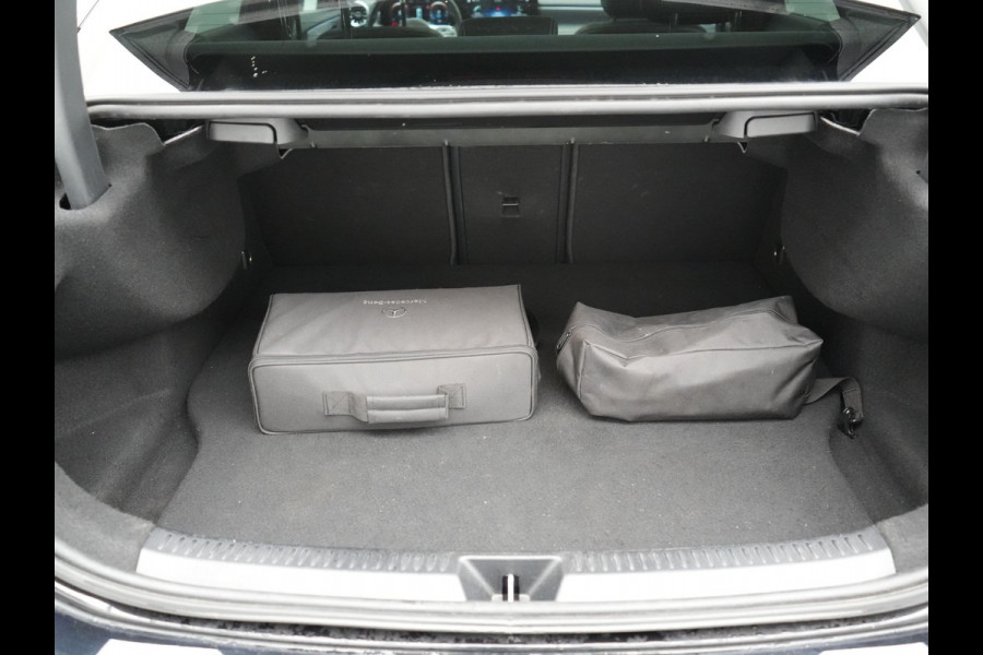 Mercedes-Benz A-Klasse 250 e AMG Line PHEV 218pk | Panodak | Camera | Multibeam LED | Alcantara Sportstoelen Verwarmd | Apple Carplay | Sfeerverlichting | Blis | Cruise Control | Navigatie | Virtual | DAB | Plug In Hybrid |