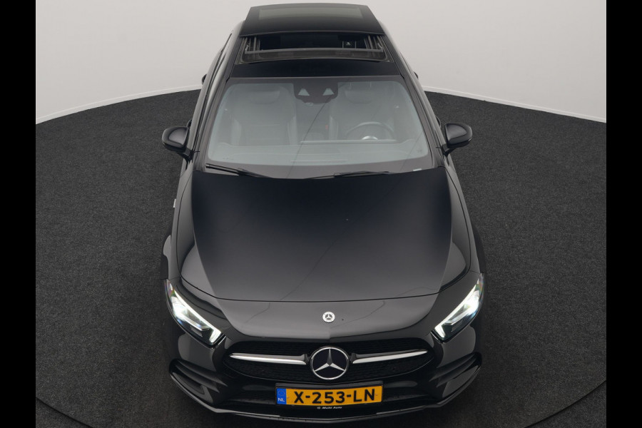 Mercedes-Benz A-Klasse 250 e AMG Line PHEV 218pk | Panodak | Camera | Multibeam LED | Alcantara Sportstoelen Verwarmd | Apple Carplay | Sfeerverlichting | Blis | Cruise Control | Navigatie | Virtual | DAB | Plug In Hybrid |