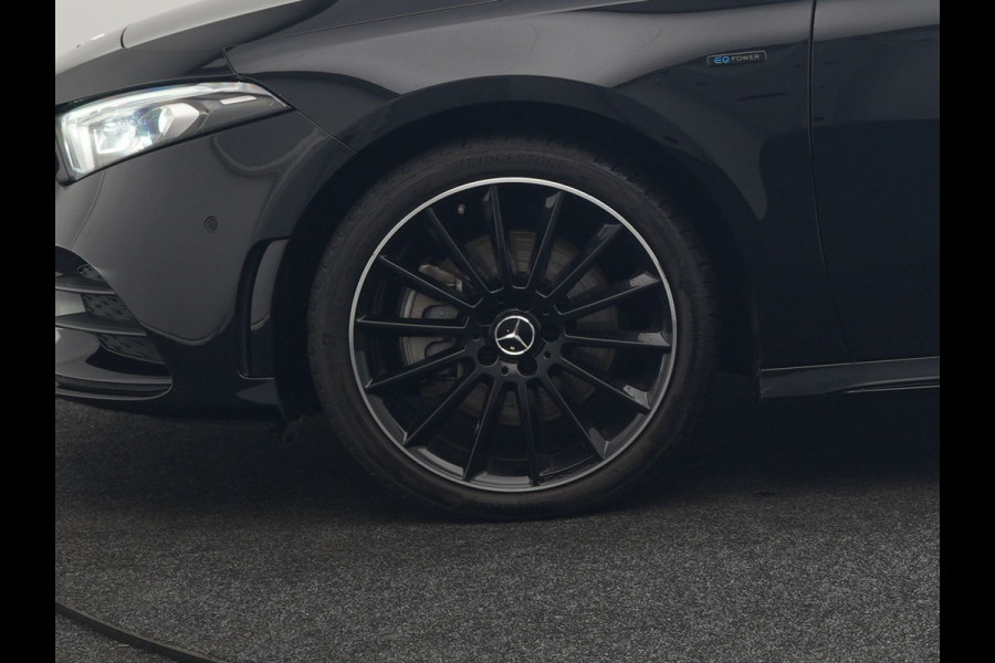 Mercedes-Benz A-Klasse 250 e AMG Line PHEV 218pk | Panodak | Camera | Multibeam LED | Alcantara Sportstoelen Verwarmd | Apple Carplay | Sfeerverlichting | Blis | Cruise Control | Navigatie | Virtual | DAB | Plug In Hybrid |