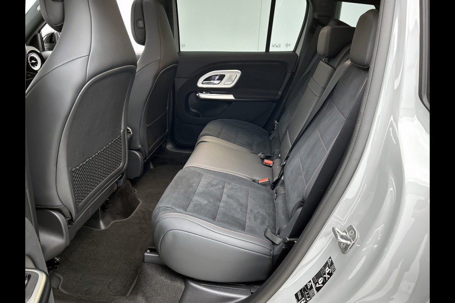 Mercedes-Benz Glb 200 Business Solution AMG 7p. 58 kWh | Premium Plus pakket | Winterpakket | Nightpakket | Parkeerpakket | Trekhaak | Sportstoelen | GUARD 360° | Vast panoramadak | Burmester® 3D surround sound system | 19” vijfspaaks AMG-velgen |