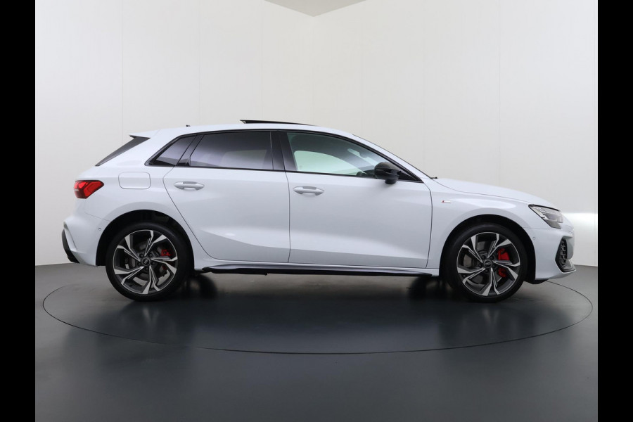 Audi A3 Sportback 45 TFSI e S edition Competition 272pk PHEV| 8.000KM!  | VAN: 44.900,- VOOR: 42.877,- | INCL. BTW | 143km RANGE WLTP!! | ADD. CRUISE | PANORAMADAK | FABRIEKSGARANTIE t/m 04-2027| MEGA COMPLETE AUTO| S-LINE BINNEN + BUITEN| LEDER|