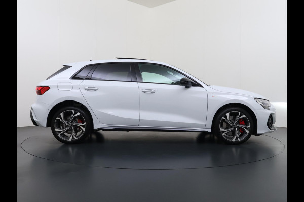 Audi A3 Sportback 45 TFSI e S edition Competition 272pk PHEV| 8.000KM!  | VAN: 44.900,- VOOR: 42.877,- | INCL. BTW | 143km RANGE WLTP!! | ADD. CRUISE | PANORAMADAK | FABRIEKSGARANTIE t/m 04-2027| MEGA COMPLETE AUTO| S-LINE BINNEN + BUITEN| LEDER|