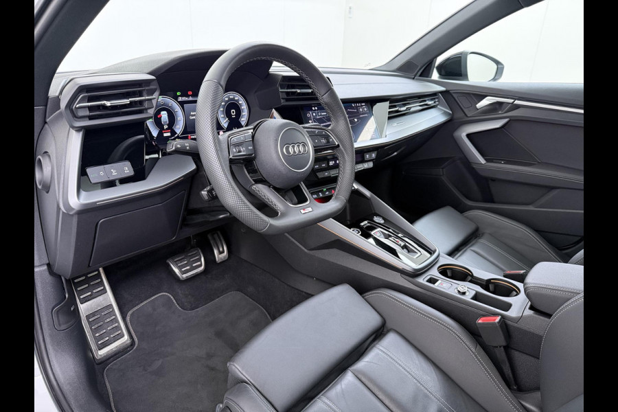 Audi A3 Sportback 45 TFSI e S edition Competition 272pk PHEV| 8.000KM!  | VAN: 44.900,- VOOR: 42.877,- | INCL. BTW | 143km RANGE WLTP!! | ADD. CRUISE | PANORAMADAK | FABRIEKSGARANTIE t/m 04-2027| MEGA COMPLETE AUTO| S-LINE BINNEN + BUITEN| LEDER|