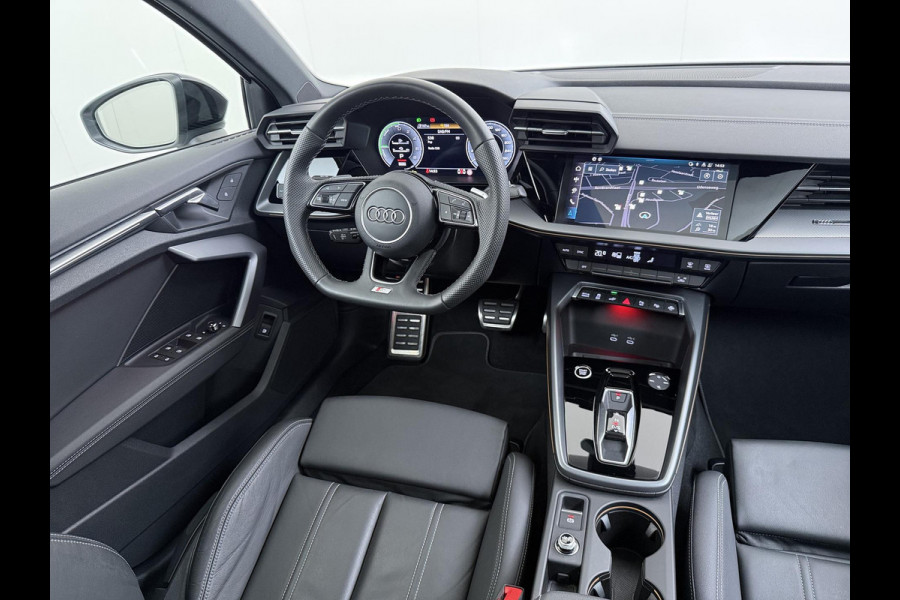 Audi A3 Sportback 45 TFSI e S edition Competition 272pk PHEV| 8.000KM!  | VAN: 44.900,- VOOR: 42.877,- | INCL. BTW | 143km RANGE WLTP!! | ADD. CRUISE | PANORAMADAK | FABRIEKSGARANTIE t/m 04-2027| MEGA COMPLETE AUTO| S-LINE BINNEN + BUITEN| LEDER|