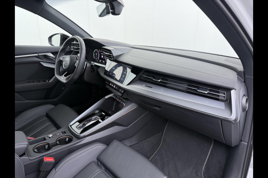 Audi A3 Sportback 45 TFSI e S edition Competition 272pk PHEV| 8.000KM!  | VAN: 44.900,- VOOR: 42.877,- | INCL. BTW | 143km RANGE WLTP!! | ADD. CRUISE | PANORAMADAK | FABRIEKSGARANTIE t/m 04-2027| MEGA COMPLETE AUTO| S-LINE BINNEN + BUITEN| LEDER|