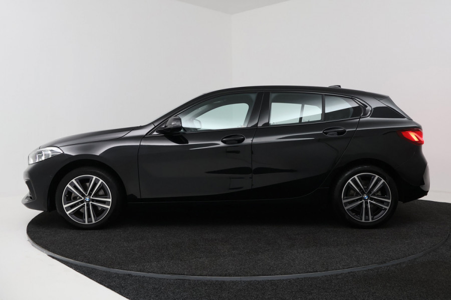 BMW 1-serie 118i High Executive (NAVIGATIE, SFEERVERLICHTING, CAMERA, SPORTSTOELEN, DEALER ONDERHOUDEN, 1e EIGENAAR)