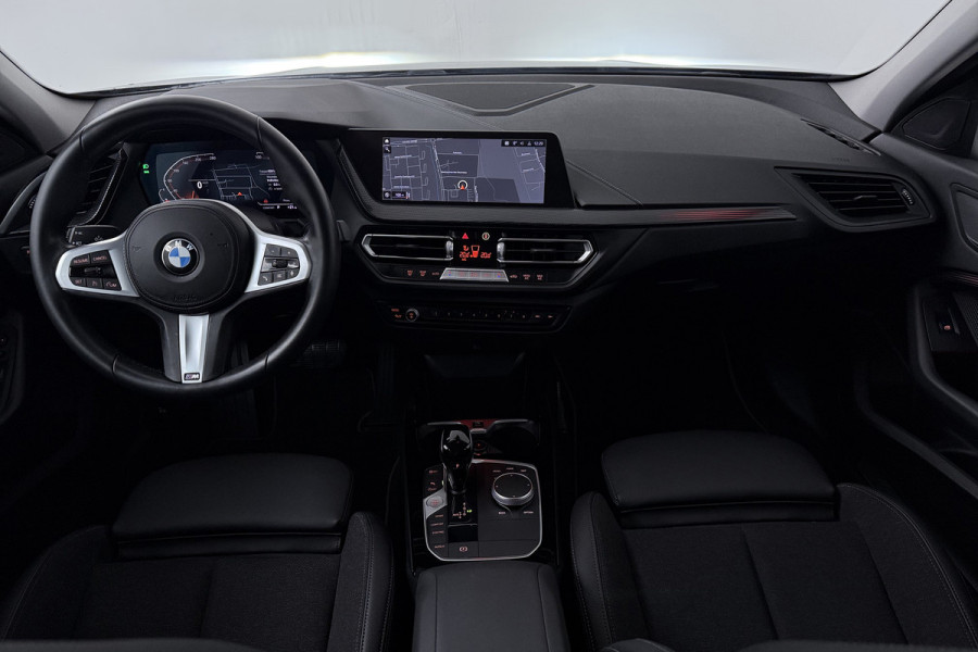 BMW 1-serie 118i High Executive (NAVIGATIE, SFEERVERLICHTING, CAMERA, SPORTSTOELEN, DEALER ONDERHOUDEN, 1e EIGENAAR)