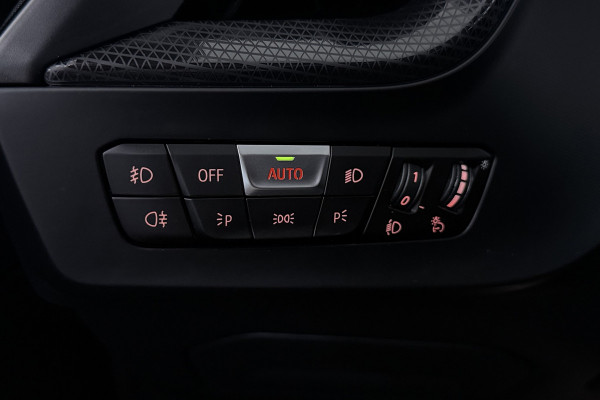 BMW 1-serie 118i High Executive (NAVIGATIE, SFEERVERLICHTING, CAMERA, SPORTSTOELEN, DEALER ONDERHOUDEN, 1e EIGENAAR)