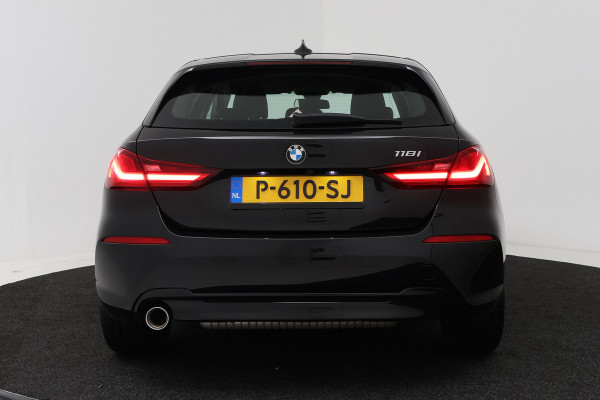BMW 1-serie 118i High Executive (NAVIGATIE, SFEERVERLICHTING, CAMERA, SPORTSTOELEN, DEALER ONDERHOUDEN, 1e EIGENAAR)