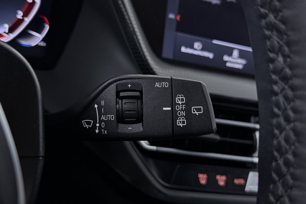 BMW 1-serie 118i High Executive (NAVIGATIE, SFEERVERLICHTING, CAMERA, SPORTSTOELEN, DEALER ONDERHOUDEN, 1e EIGENAAR)