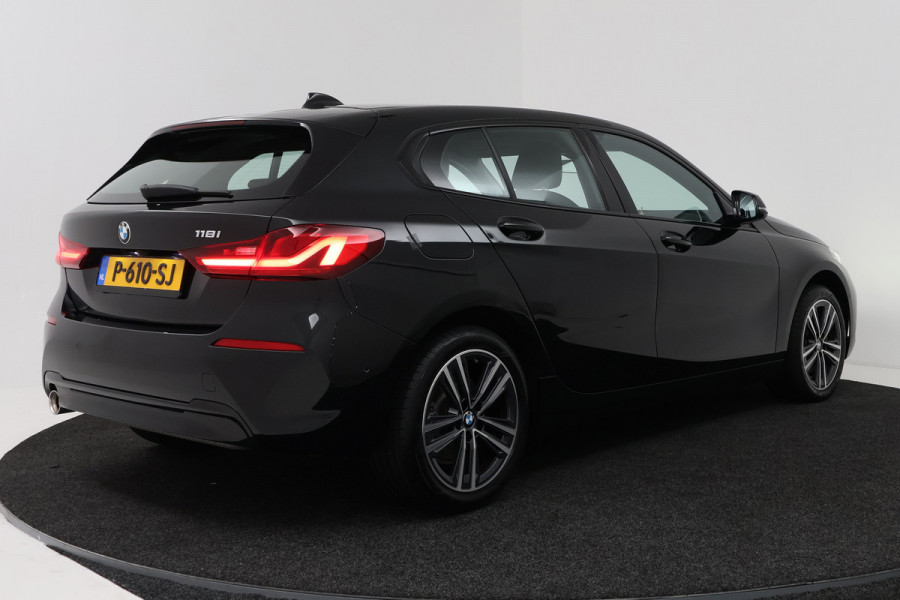 BMW 1-serie 118i High Executive (NAVIGATIE, SFEERVERLICHTING, CAMERA, SPORTSTOELEN, DEALER ONDERHOUDEN, 1e EIGENAAR)