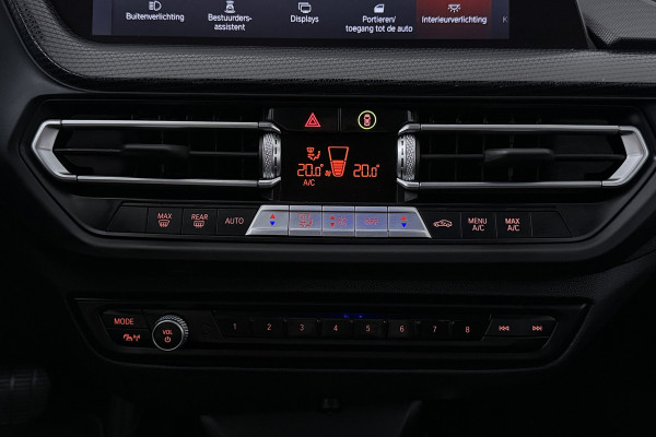 BMW 1-serie 118i High Executive (NAVIGATIE, SFEERVERLICHTING, CAMERA, SPORTSTOELEN, DEALER ONDERHOUDEN, 1e EIGENAAR)