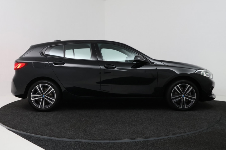 BMW 1-serie 118i High Executive (NAVIGATIE, SFEERVERLICHTING, CAMERA, SPORTSTOELEN, DEALER ONDERHOUDEN, 1e EIGENAAR)