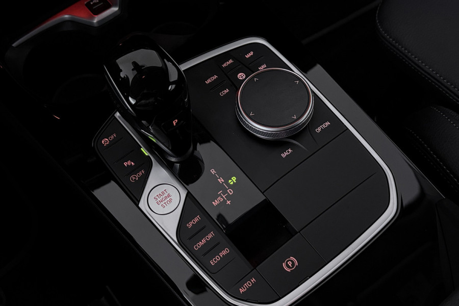 BMW 1-serie 118i High Executive (NAVIGATIE, SFEERVERLICHTING, CAMERA, SPORTSTOELEN, DEALER ONDERHOUDEN, 1e EIGENAAR)