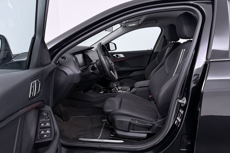BMW 1-serie 118i High Executive (NAVIGATIE, SFEERVERLICHTING, CAMERA, SPORTSTOELEN, DEALER ONDERHOUDEN, 1e EIGENAAR)