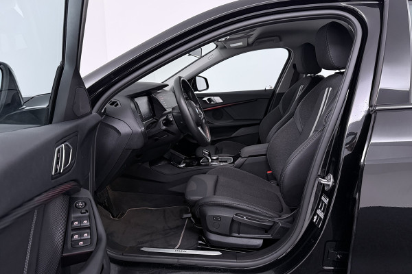 BMW 1-serie 118i High Executive (NAVIGATIE, SFEERVERLICHTING, CAMERA, SPORTSTOELEN, DEALER ONDERHOUDEN, 1e EIGENAAR)