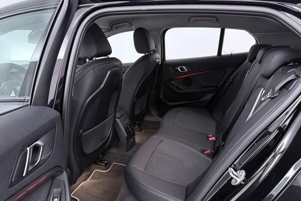 BMW 1-serie 118i High Executive (NAVIGATIE, SFEERVERLICHTING, CAMERA, SPORTSTOELEN, DEALER ONDERHOUDEN, 1e EIGENAAR)