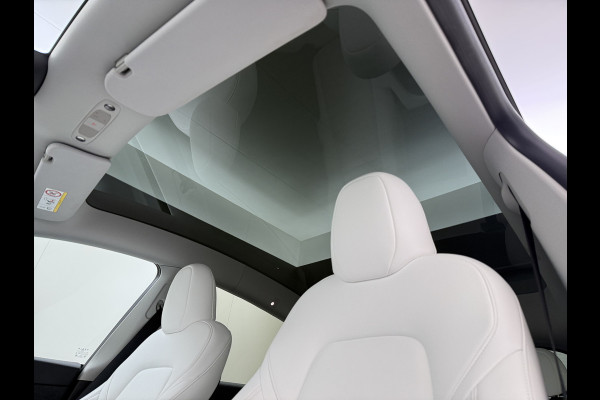 Tesla Model Y **RWD** Long Range 75kWh SOH 95% Lmv 20" Ivoor Leder Warmtepomp FSD-4 Computer Elek.Stoelen+Memory Panoramadak Navi Camera's Ecc Elek.Achterklep Privacy Glas Led AMD Ryzen™ Fabrieksgarantie tot 27-6-2028 Garantie op Accu en Motor tot 27-6-2032/192.000km 1e Eigenaar Origineel Nederlandse Auto