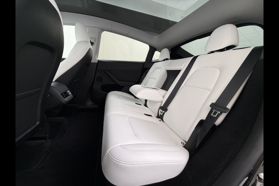 Tesla Model Y **RWD** Long Range 75kWh SOH 95% Lmv 20" Ivoor Leder Warmtepomp FSD-4 Computer Elek.Stoelen+Memory Panoramadak Navi Camera's Ecc Elek.Achterklep Privacy Glas Led AMD Ryzen™ Fabrieksgarantie tot 27-6-2028 Garantie op Accu en Motor tot 27-6-2032/192.000km 1e Eigenaar Origineel Nederlandse Auto