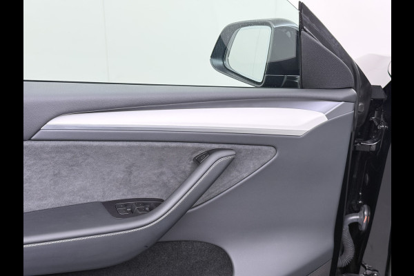 Tesla Model Y **RWD** Long Range 75kWh SOH 95% Lmv 20" Ivoor Leder Warmtepomp FSD-4 Computer Elek.Stoelen+Memory Panoramadak Navi Camera's Ecc Elek.Achterklep Privacy Glas Led AMD Ryzen™ Fabrieksgarantie tot 27-6-2028 Garantie op Accu en Motor tot 27-6-2032/192.000km 1e Eigenaar Origineel Nederlandse Auto