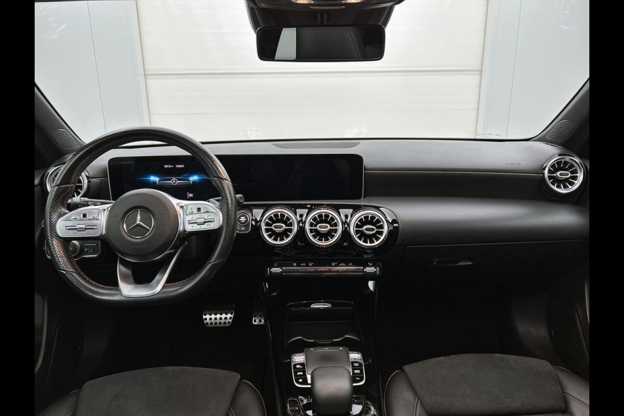 Mercedes-Benz A-Klasse 200 Business Solution AMG(Goed ondH, Panorama, Sfeerverlichting, Lane Assist,Navi, Camera, StoelV, Etc)