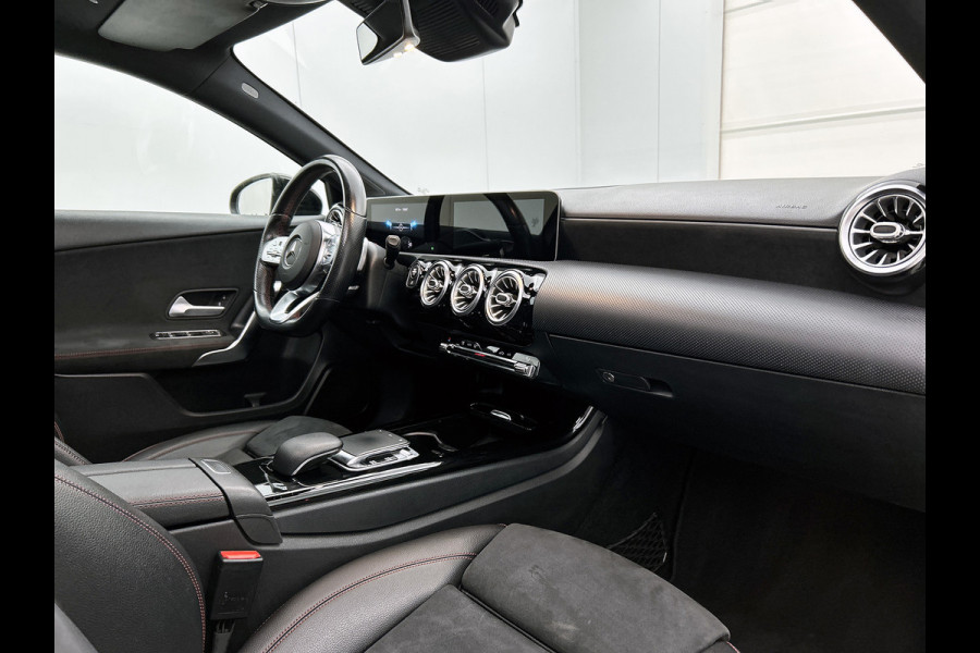 Mercedes-Benz A-Klasse 200 Business Solution AMG(Goed ondH, Panorama, Sfeerverlichting, Lane Assist,Navi, Camera, StoelV, Etc)