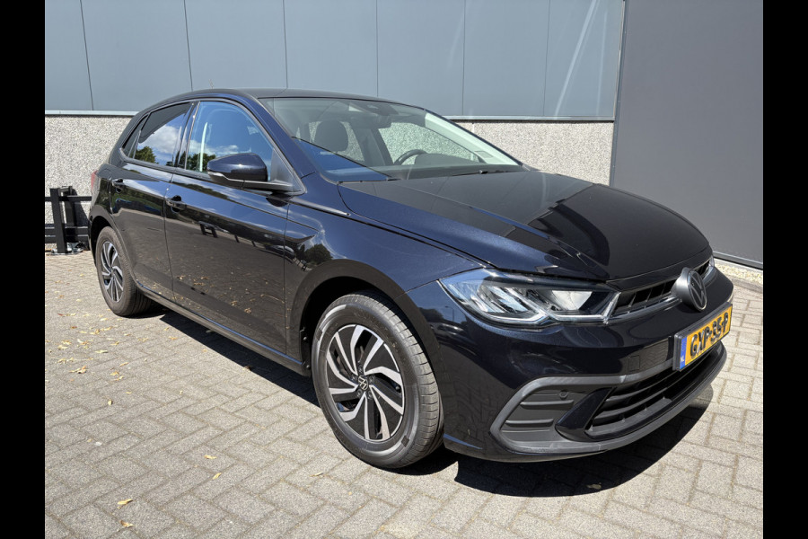 Volkswagen Polo 1.0 TSI Life Edition Achteruitrijcamera - Airco - Apple carplay - Draadloze telefoonoplader - Parkeersensor achter - Radio - Licht metalen velgen 15 inch - Navigatie - Radio - Cruise control - Elektrische ramen - Bluetooth - Led verlichting - Regensensor - start/stop systeem - stuurwiel multifunctioneel - Stoffen bekleding