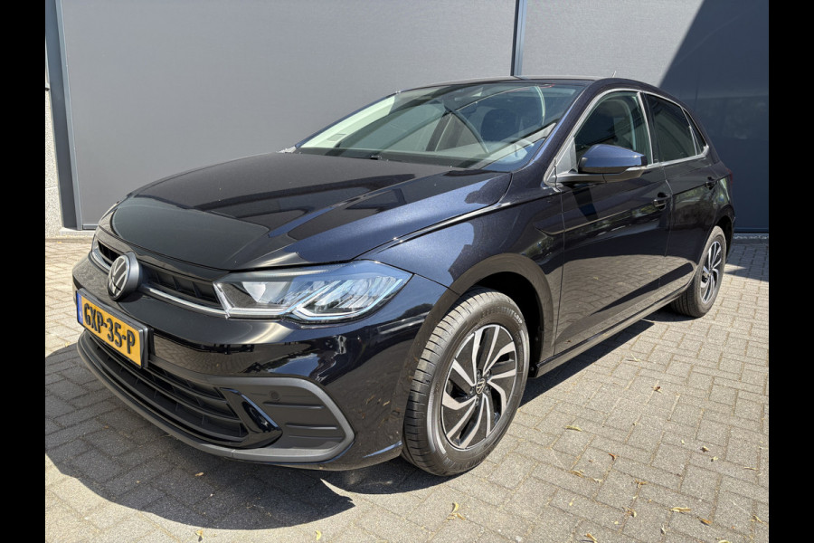 Volkswagen Polo 1.0 TSI Life Edition Achteruitrijcamera - Airco - Apple carplay - Draadloze telefoonoplader - Parkeersensor achter - Radio - Licht metalen velgen 15 inch - Navigatie - Radio - Cruise control - Elektrische ramen - Bluetooth - Led verlichting - Regensensor - start/stop systeem - stuurwiel multifunctioneel - Stoffen bekleding