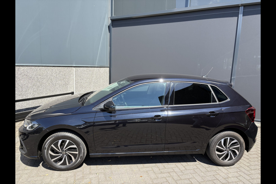Volkswagen Polo 1.0 TSI Life Edition Achteruitrijcamera - Airco - Apple carplay - Draadloze telefoonoplader - Parkeersensor achter - Radio - Licht metalen velgen 15 inch - Navigatie - Radio - Cruise control - Elektrische ramen - Bluetooth - Led verlichting - Regensensor - start/stop systeem - stuurwiel multifunctioneel - Stoffen bekleding