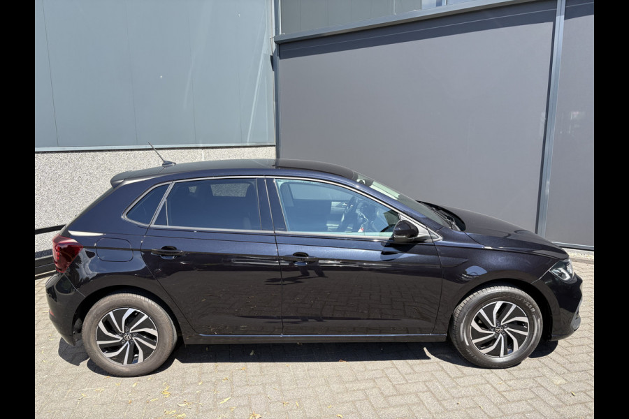 Volkswagen Polo 1.0 TSI Life Edition Achteruitrijcamera - Airco - Apple carplay - Draadloze telefoonoplader - Parkeersensor achter - Radio - Licht metalen velgen 15 inch - Navigatie - Radio - Cruise control - Elektrische ramen - Bluetooth - Led verlichting - Regensensor - start/stop systeem - stuurwiel multifunctioneel - Stoffen bekleding