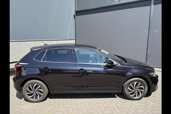 Volkswagen Polo 1.0 TSI Life Edition Achteruitrijcamera - Airco - Apple carplay - Draadloze telefoonoplader - Parkeersensor achter - Radio - Licht metalen velgen 15 inch - Navigatie - Radio - Cruise control - Elektrische ramen - Bluetooth - Led verlichting - Regensensor - start/stop systeem - stuurwiel multifunctioneel - Stoffen bekleding