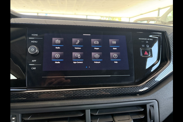 Volkswagen Polo 1.0 TSI Life Edition Achteruitrijcamera - Airco - Apple carplay - Draadloze telefoonoplader - Parkeersensor achter - Radio - Licht metalen velgen 15 inch - Navigatie - Radio - Cruise control - Elektrische ramen - Bluetooth - Led verlichting - Regensensor - start/stop systeem - stuurwiel multifunctioneel - Stoffen bekleding