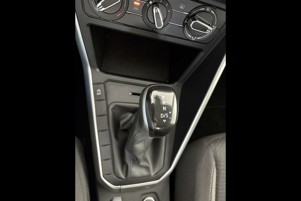 Volkswagen Polo 1.0 TSI Life Edition Achteruitrijcamera - Airco - Apple carplay - Draadloze telefoonoplader - Parkeersensor achter - Radio - Licht metalen velgen 15 inch - Navigatie - Radio - Cruise control - Elektrische ramen - Bluetooth - Led verlichting - Regensensor - start/stop systeem - stuurwiel multifunctioneel - Stoffen bekleding