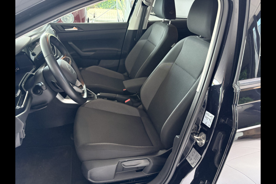Volkswagen Polo 1.0 TSI Life Edition Achteruitrijcamera - Airco - Apple carplay - Draadloze telefoonoplader - Parkeersensor achter - Radio - Licht metalen velgen 15 inch - Navigatie - Radio - Cruise control - Elektrische ramen - Bluetooth - Led verlichting - Regensensor - start/stop systeem - stuurwiel multifunctioneel - Stoffen bekleding