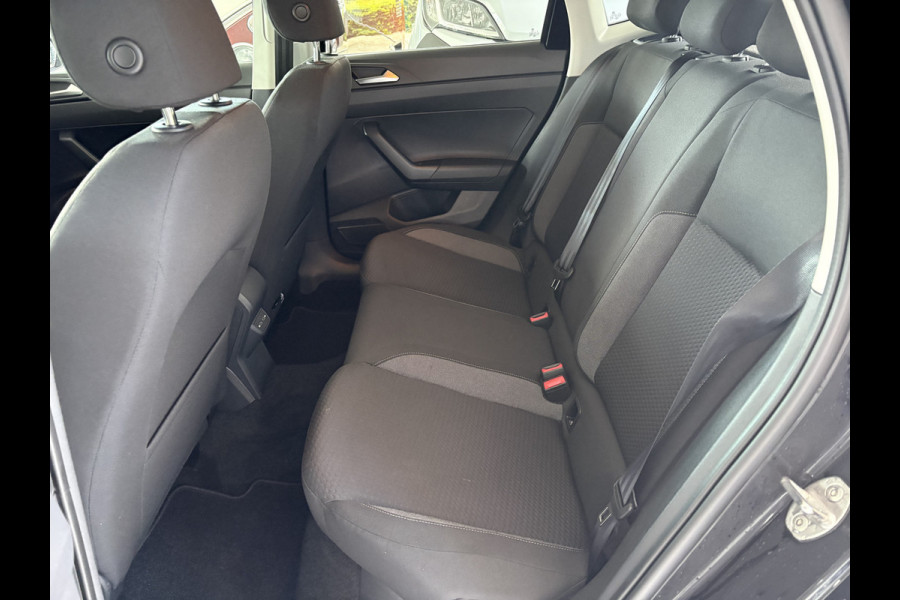 Volkswagen Polo 1.0 TSI Life Edition Achteruitrijcamera - Airco - Apple carplay - Draadloze telefoonoplader - Parkeersensor achter - Radio - Licht metalen velgen 15 inch - Navigatie - Radio - Cruise control - Elektrische ramen - Bluetooth - Led verlichting - Regensensor - start/stop systeem - stuurwiel multifunctioneel - Stoffen bekleding