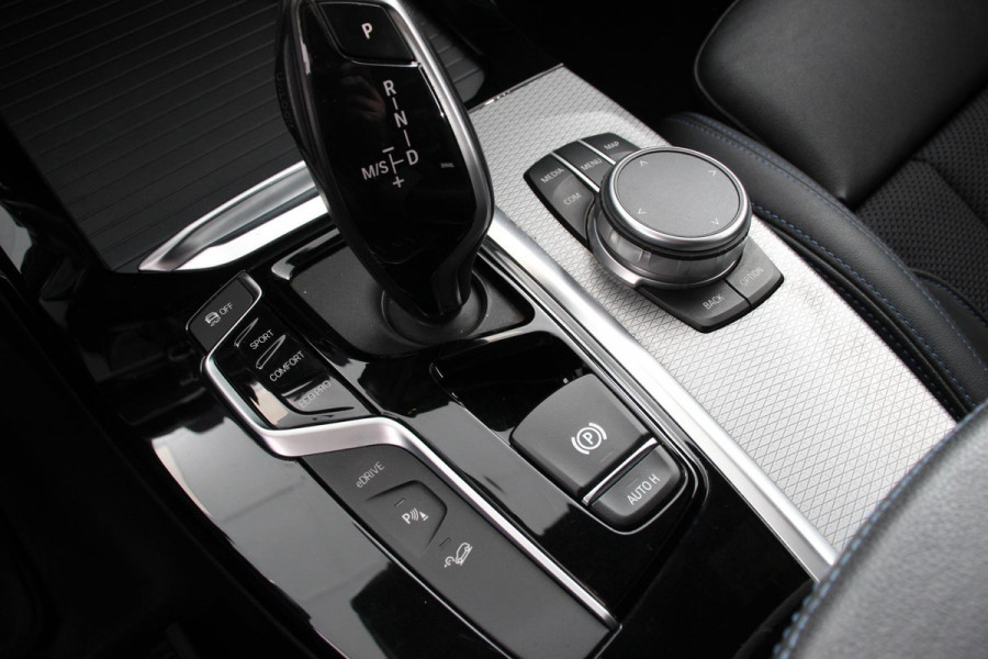 BMW X3 xDrive30e 292pk Hybrid Steptronic M Sport Navigatie Apple Carplay/Android Auto Parkeersensoren Camera Panoramadak Adaptive Cruise Control Adaptieve LED-koplampen Sound-systeem Harman-Kardon Climatronic